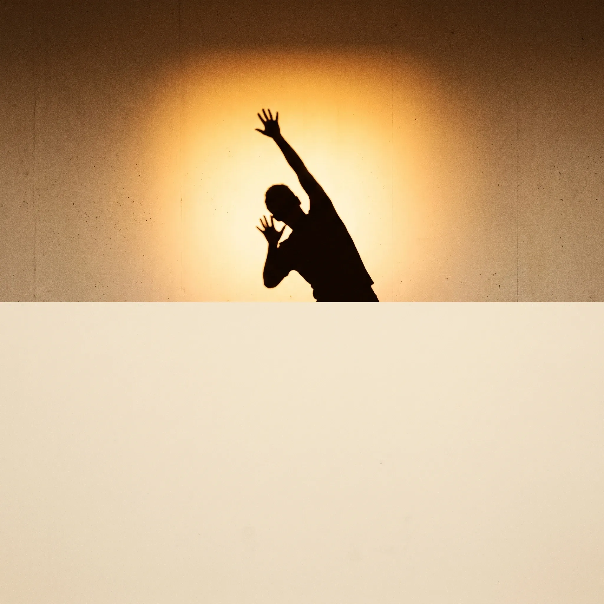 Eine Silhouette streckt sich einem warmen Licht entgegen — der erste Schritt für dich.