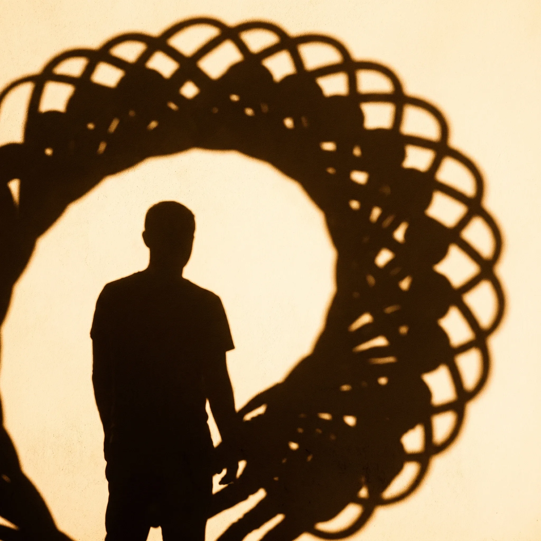 Eine Silhouette, umgeben von einem sich wiederholenden Schatten-Ring — immer dieselben Beziehungsmuster.
